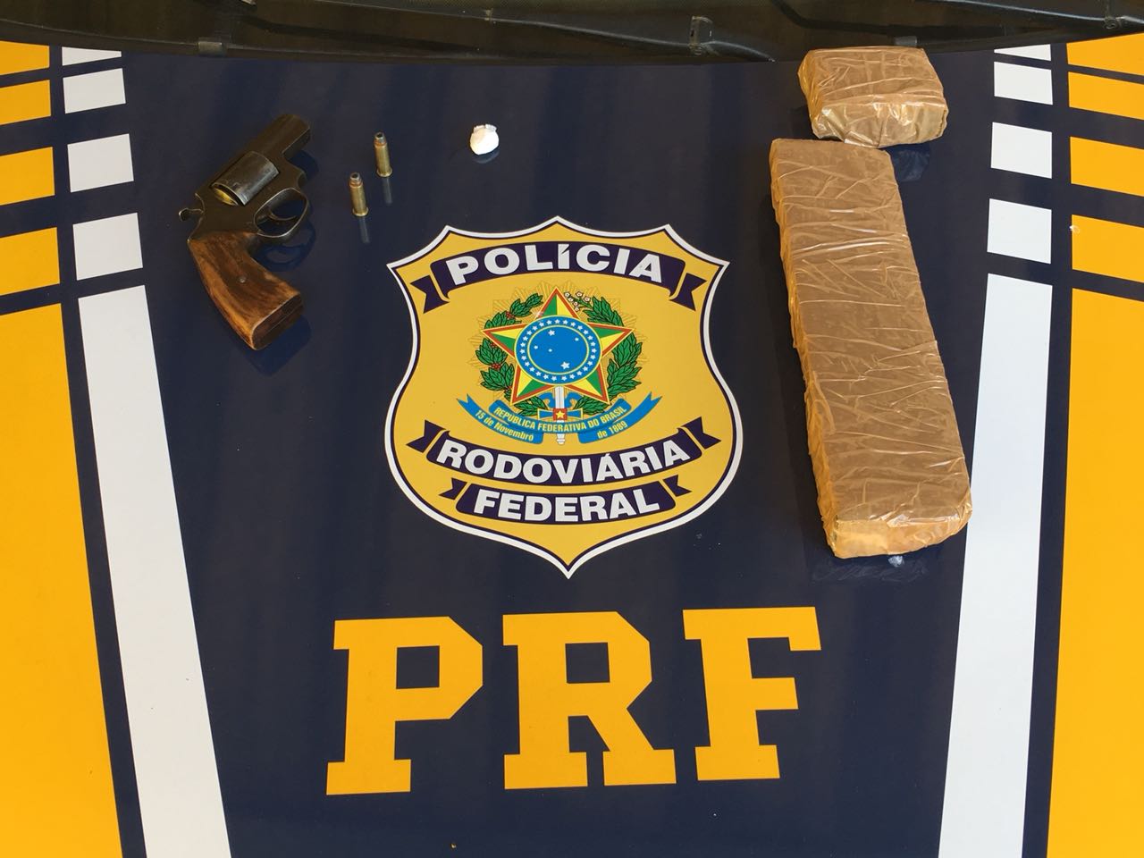 PRF FLAGRA CONDUTOR COM DROGA E DE ARMA DE FOGO EM JARU/RO - News Rondônia