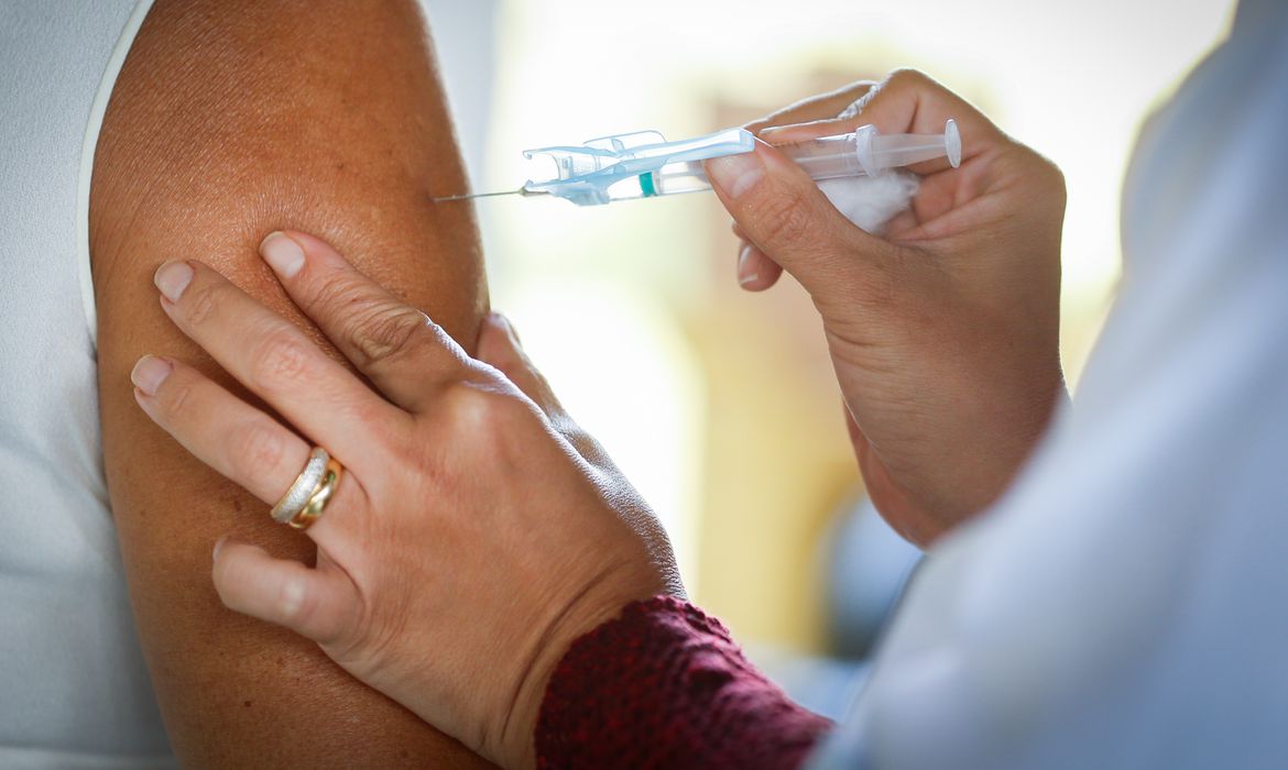 Ministério da Saúde recebe 1 milhão de doses de vacina contra covid-19 - News Rondônia