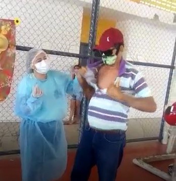Com pressa em ser imunizado, agricultor rasga a camisa para receber vacina contra Covid - News Rondônia