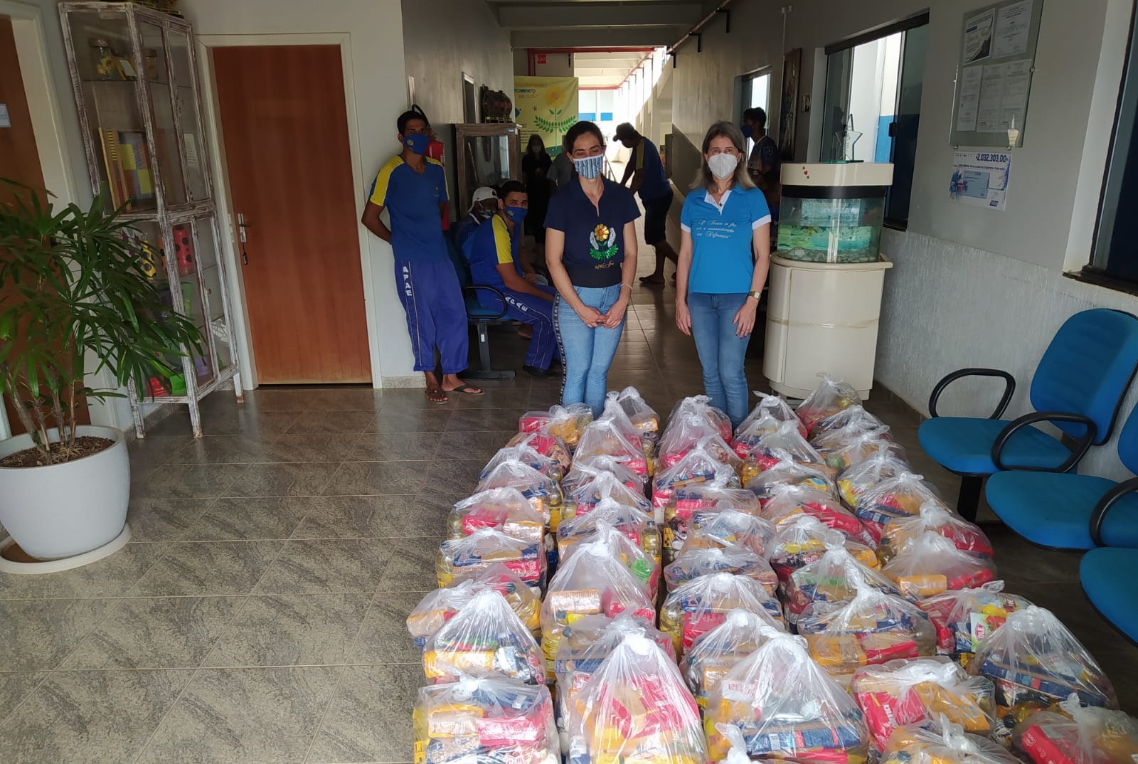 Prefeitura de Jaru realiza entrega de mais uma remessa de cestas básicas para alunos da APAE e moradores do Lar do Idoso - News Rondônia