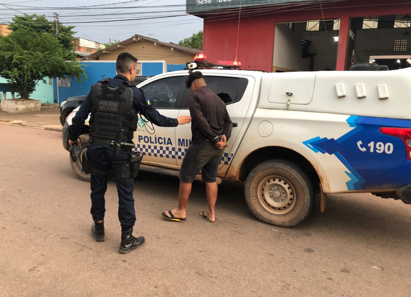Polícia evita feminicídio ao flagrar homem tentando matar ex-mulher a facadas - News Rondônia