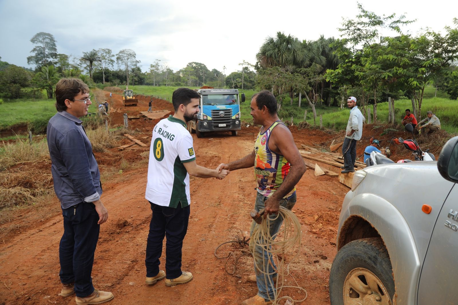 PREFEITO E VICE-PREFEITO ACOMPANHAM A RECUPERAÇÃO DA PONTE DA LINHA 617 EM JARU - News Rondônia