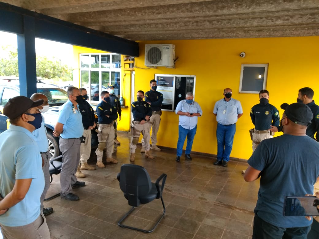 PRF de Rondônia em parceria com DNIT faz escolta de quatro caminhões de oxigênio para Manaus - News Rondônia