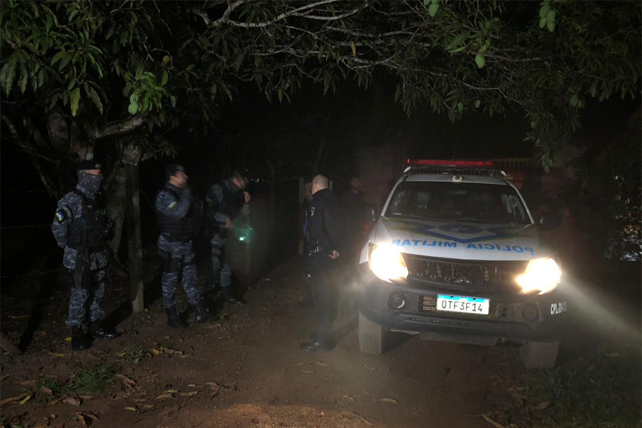 Quadrilha armada e encapuzada invade empresa, rouba arma de vigilante e motos - News Rondônia