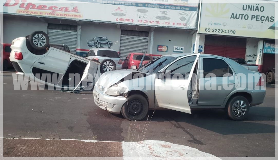 Carro faz conversão e capota após ser atingido por outro no centro de Porto Velho - News Rondônia