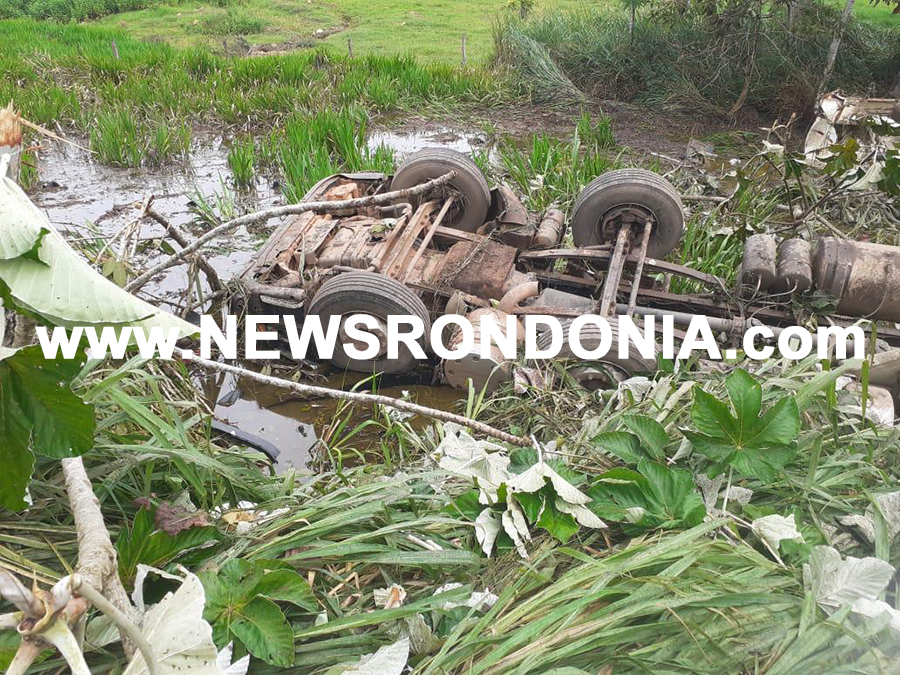 TRAGÉDIA: Motorista morre afogado após caminhão sair de pista e cair em açudes na BR 364 - FOTOS - News Rondônia