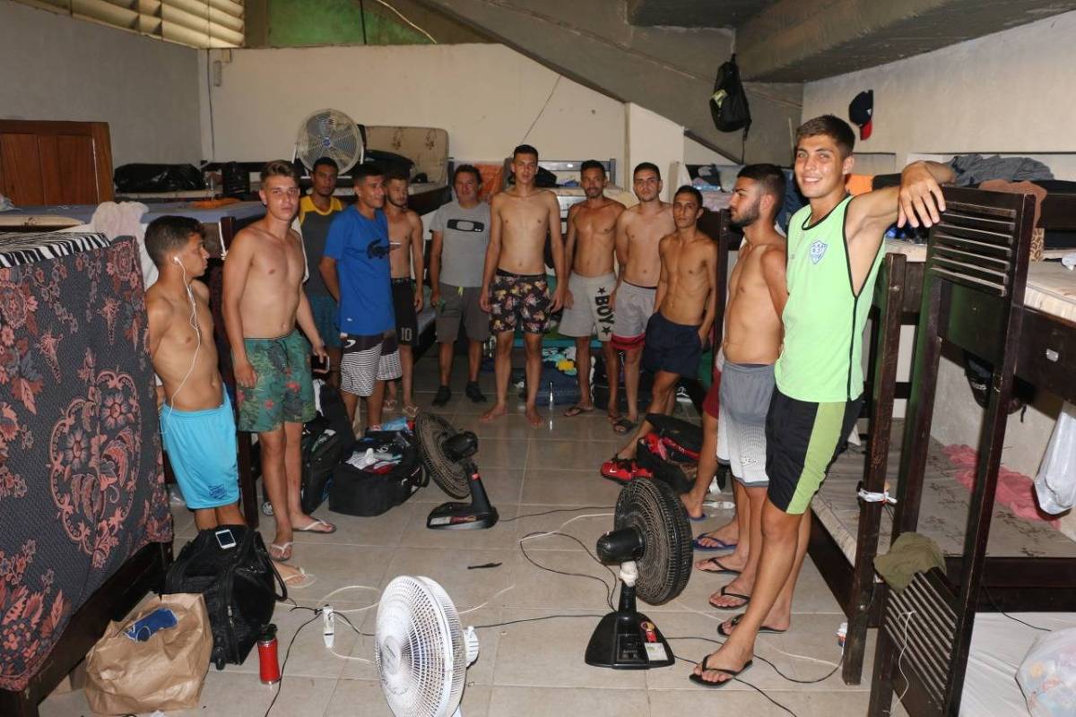Vivendo há quatro meses embaixo de arquibancada, time do Náuas passam por necessidades - News Rondônia