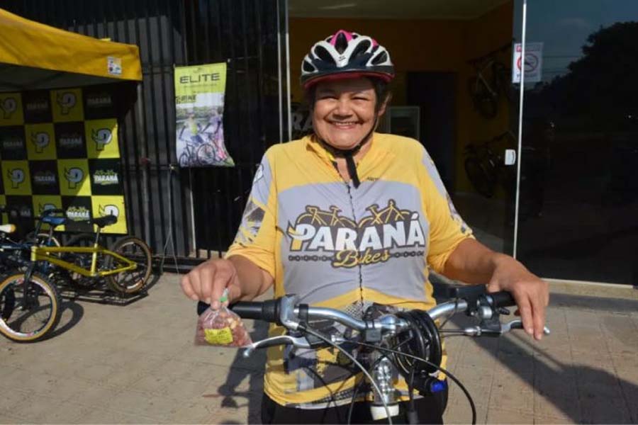 Avó pedala 25km todo dia vendendo amendoim para ajudar neta a se formar - News Rondônia