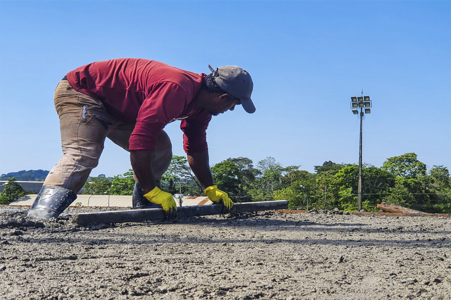 Prefeitura de Jaru executa mais uma etapa da obra de construção da arquibancada coberta no Estádio Leal Chapelão - News Rondônia