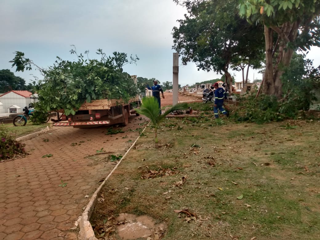 Rolim de Moura: Secretaria de obras realiza limpeza do cemitério para dia de finados - News Rondônia