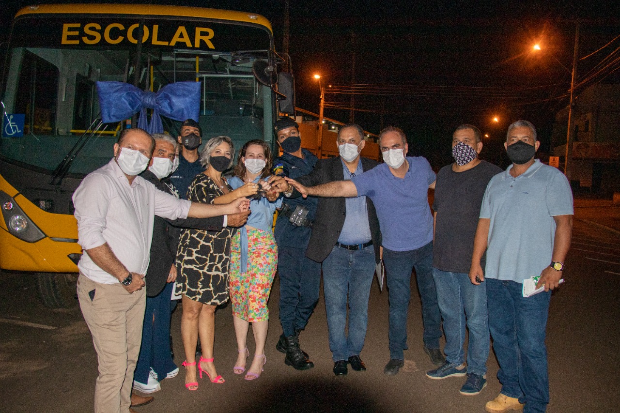 Jaqueline Cassol entrega três ônibus para a Coordenadoria de Educação de Cacoal - News Rondônia