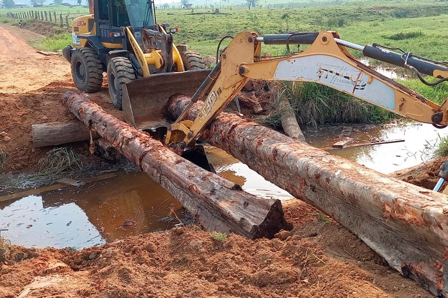 Prefeitura de Jaru reconstrói ponte de madeira na linha 632 no distrito de Tarilândia - News Rondônia