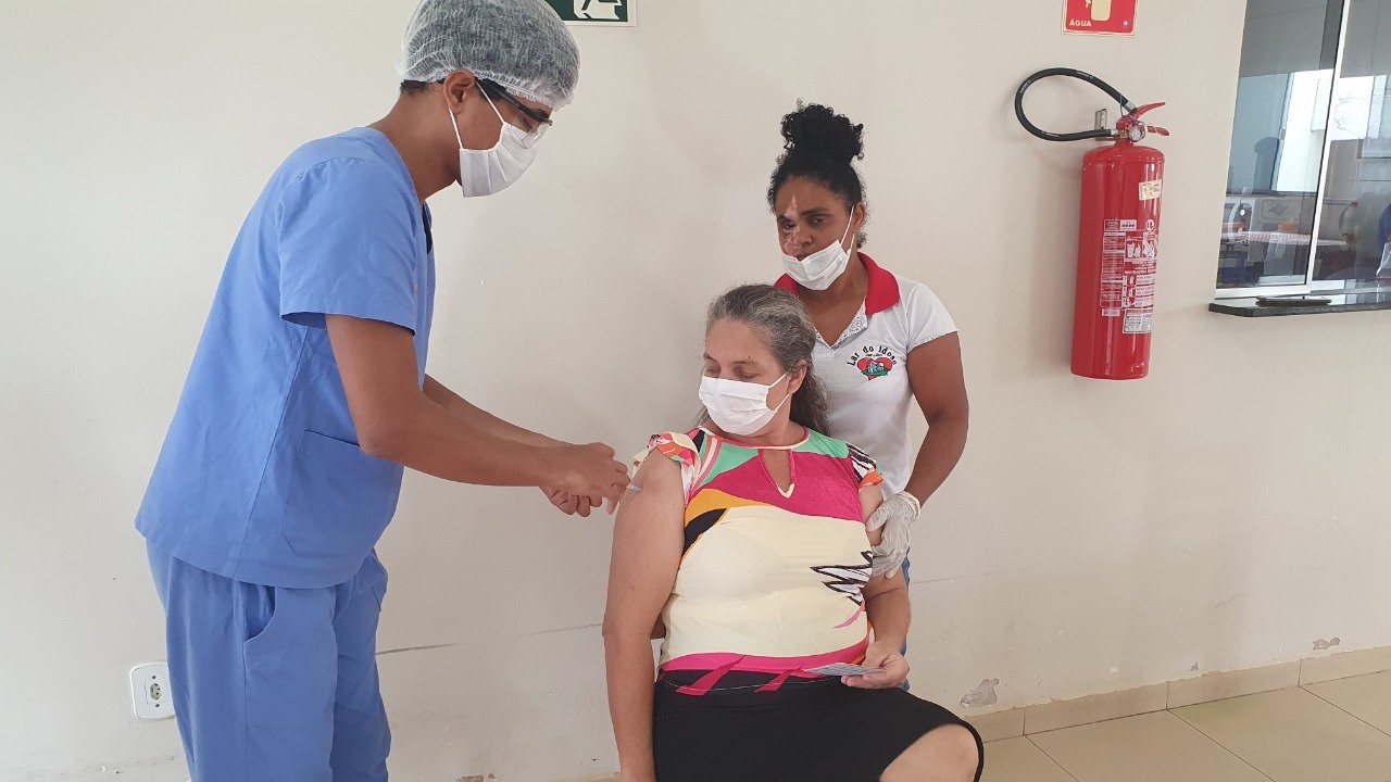 Idosos e profissionais do Lar do Idoso em Jaru recebem a primeira dose da vacina contra o Coronavírus - News Rondônia