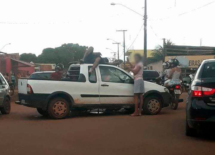 VÍTIMA CAI EM TETO DE VEÍCULO APÓS ACIDENTE EM CRUZAMENTO - News Rondônia