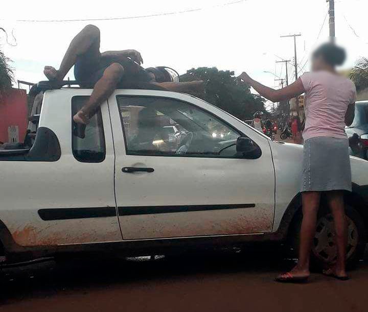 VÍTIMA CAI EM TETO DE VEÍCULO APÓS ACIDENTE EM CRUZAMENTO - News Rondônia