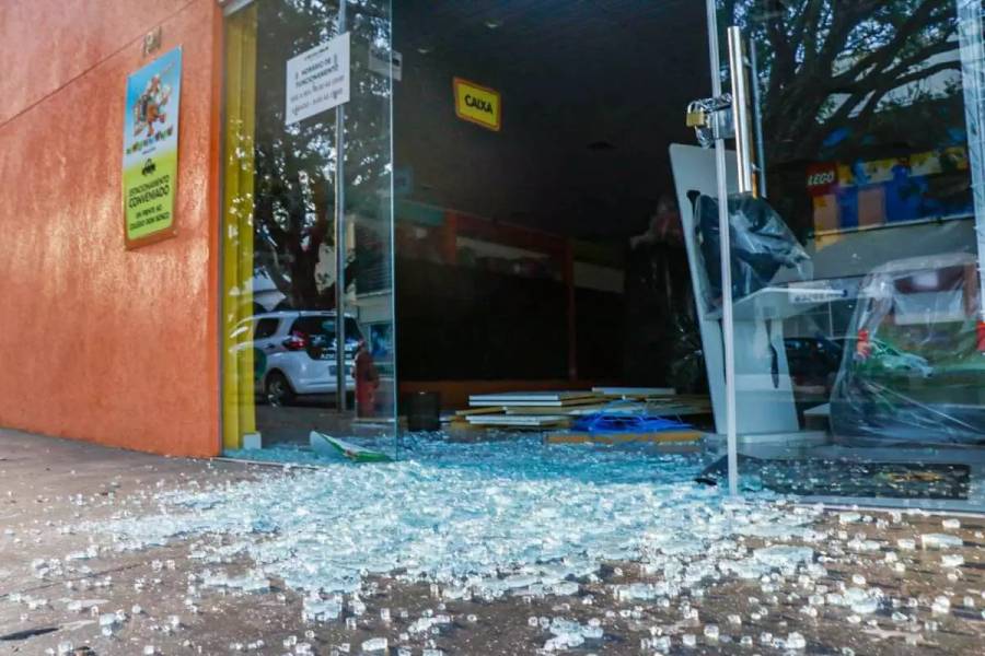 Loja de informática tem porta de vidro quebrada e produtos da vitrine furtados durante madrugada - News Rondônia