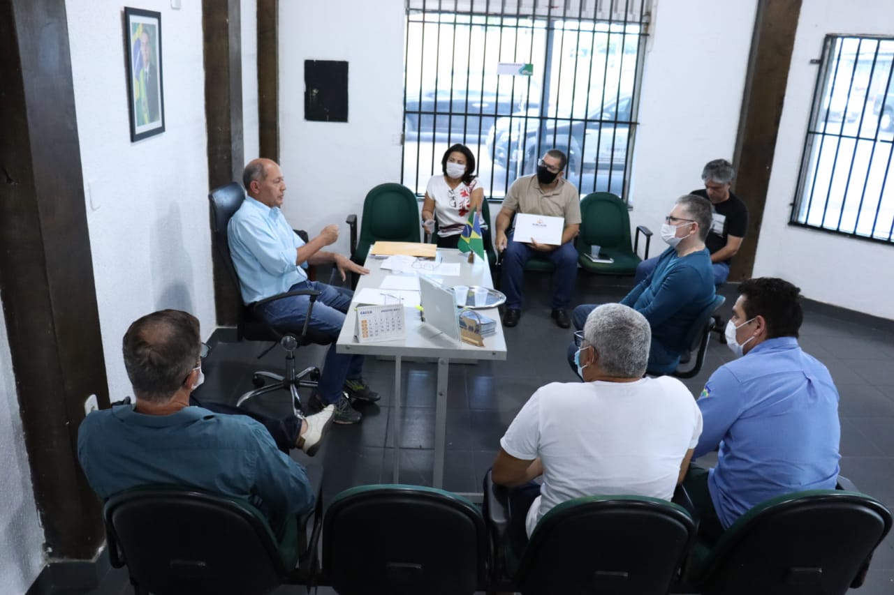 Deputado Coronel Chrisóstomo recebe documento a ser entregue ao PR-Bolsonaro pela Comissão da Transposição. - News Rondônia