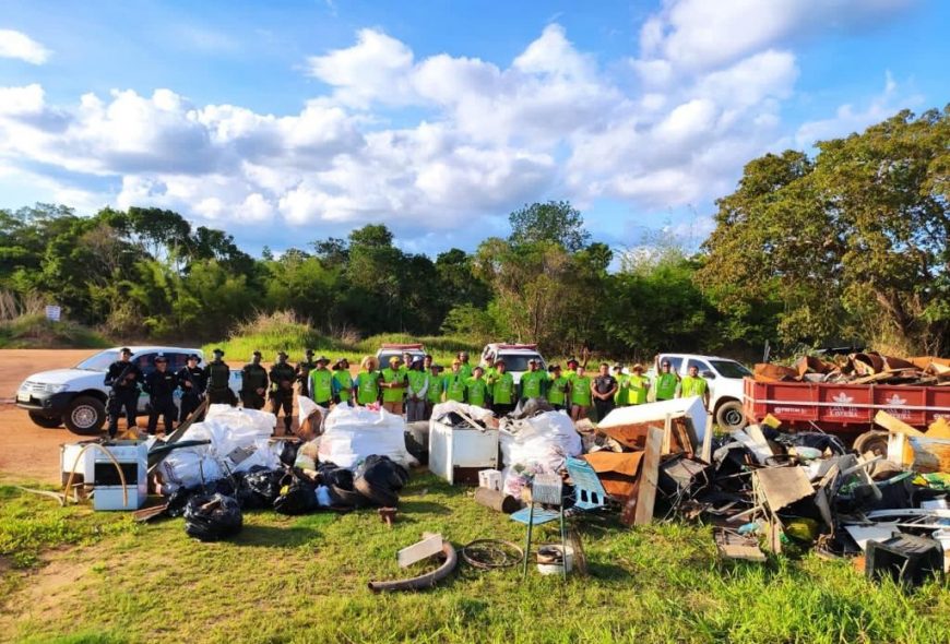 Mais de sete toneladas de lixo são retiradas do rio Guaporé; ação envolveu várias entidades governamentais - News Rondônia