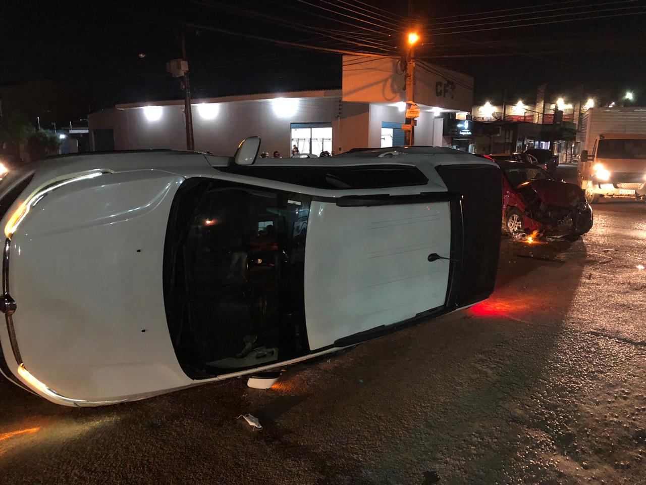 ATUALIZADA: Motorista de Fiat Toro avança preferencial e tomba ao ser atingido por outro carro - News Rondônia