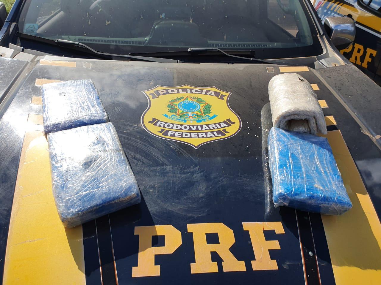 Polícia Rodoviária Federal prende mulher transportando cinco quilos de maconha e cocaína (VÍDEO) - News Rondônia