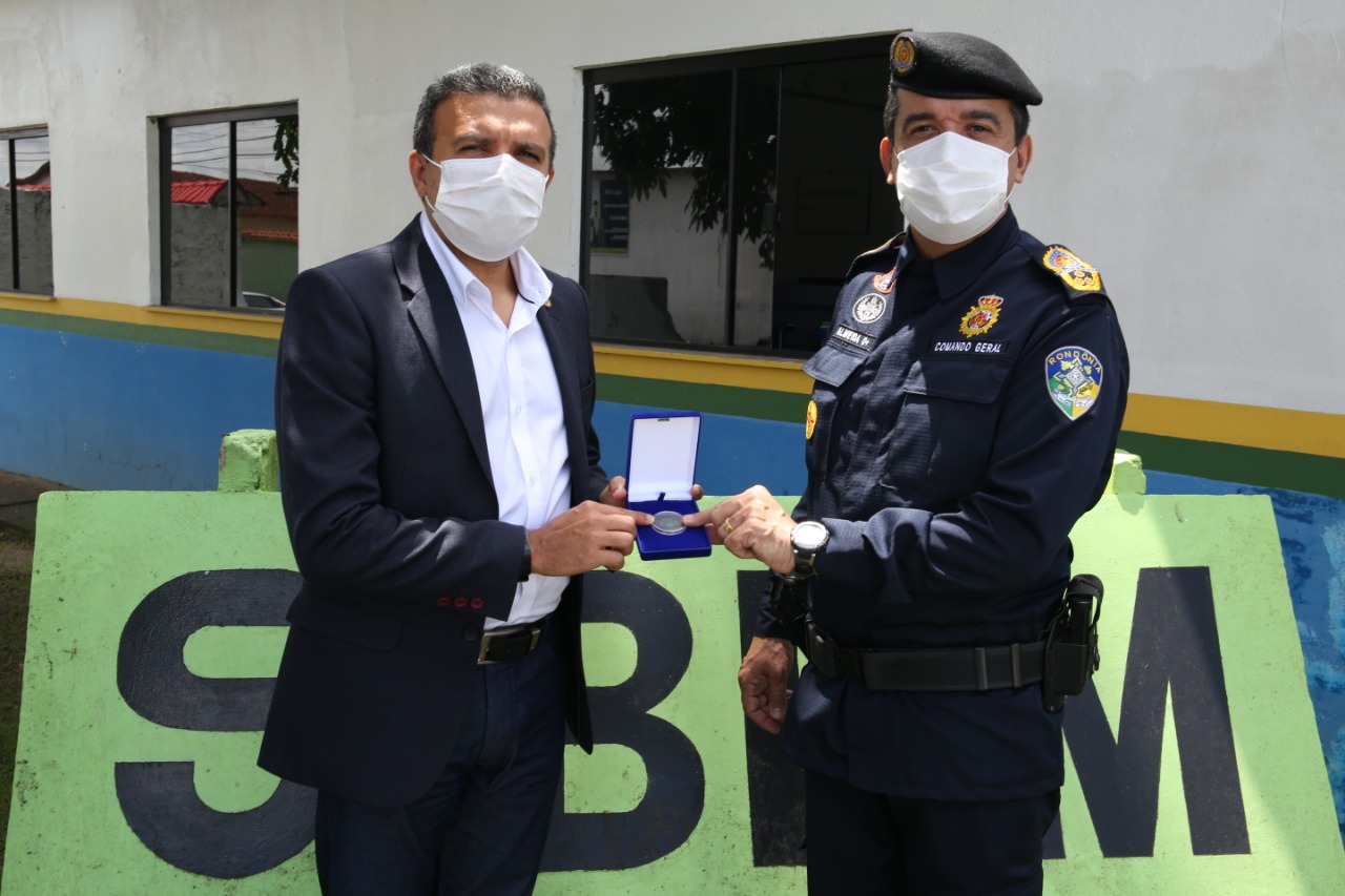 Deputado Alex Silva entrega medalhas ao 9º BPM, adquiridas por emenda parlamentar - News Rondônia