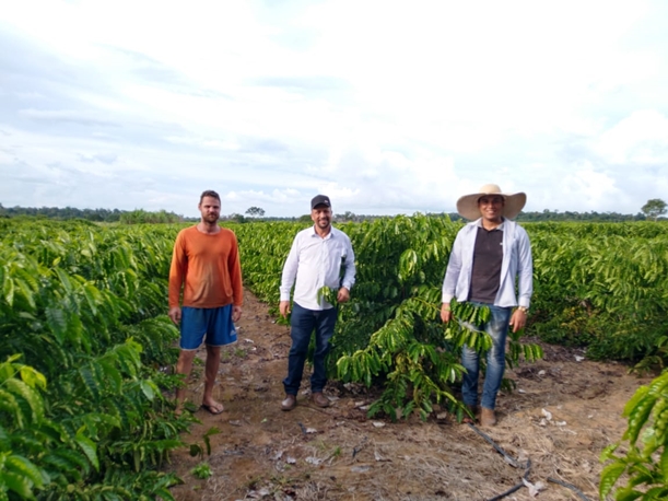 SECRETÁRIO DE AGRICULTURA DE ROLIM DE MOURA VISITA PRODUTORES RURAIS CONTEMPLADOS COM MUDAS DE CAFÉ - News Rondônia