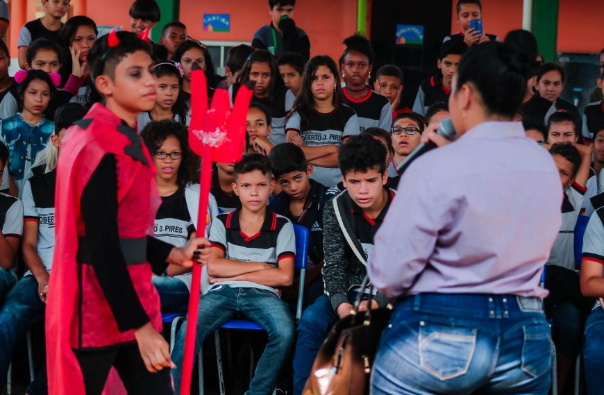 ALUNOS DA ESCOLA ESTADUAL PROFESSOR ROBERTO PIRES FAZEM TEATRO PARA FISCALIZAR QUALIDADE DE ESCOLAS EM PORTO VELHO - News Rondônia