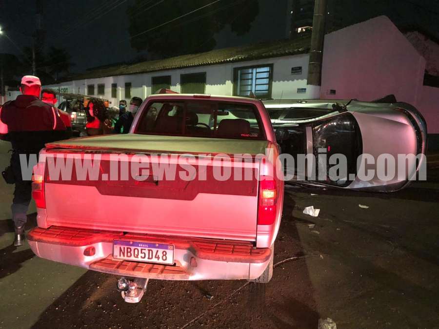 Carro tomba após avançar preferencial e ser atingido por outro veículo no centro da capital - News Rondônia