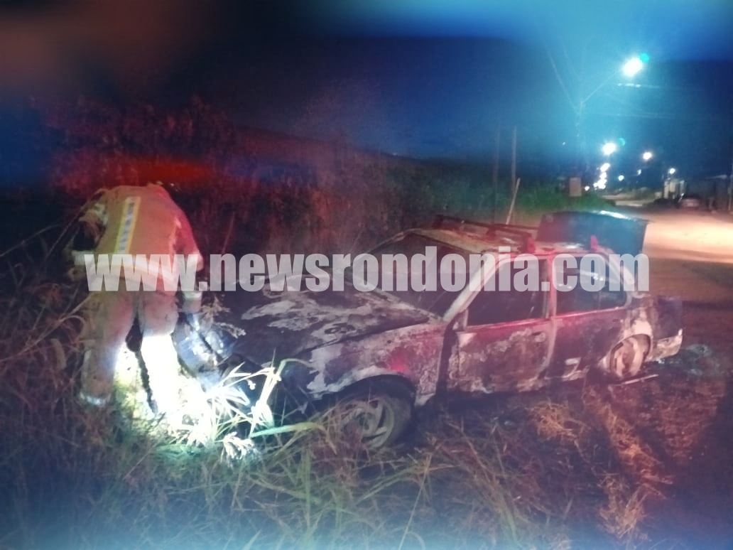 Após bater em veículo, motorista abandona automóvel e foge; por vingança, outra parte coloca fogo no carro (VÍDEO) - News Rondônia