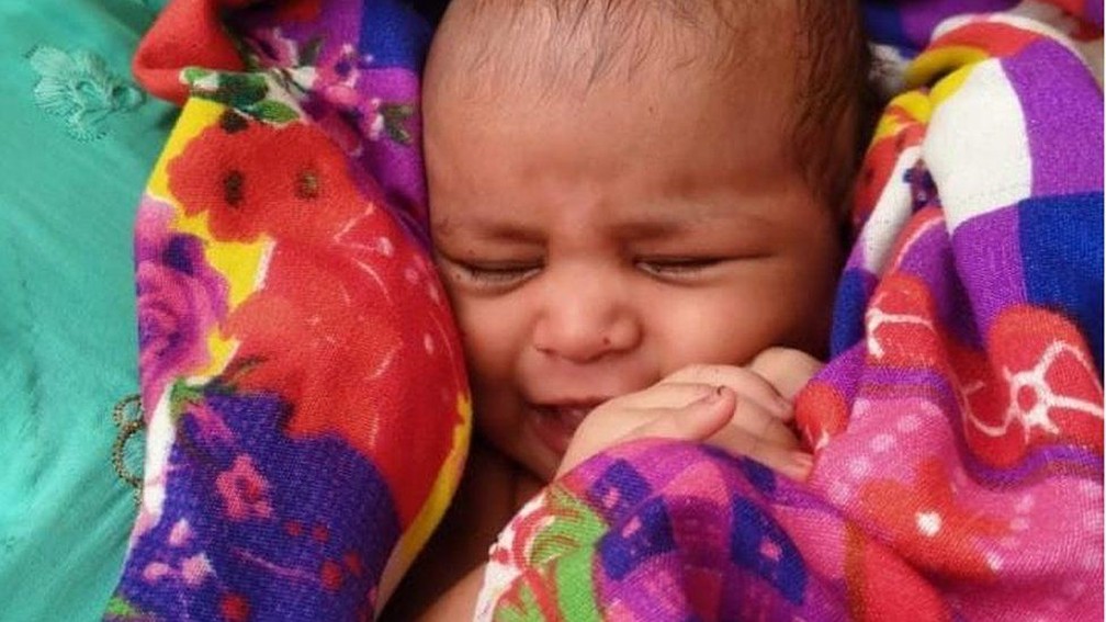 Bebê é resgatada flutuando em caixa no rio Ganges, na Índia - News Rondônia