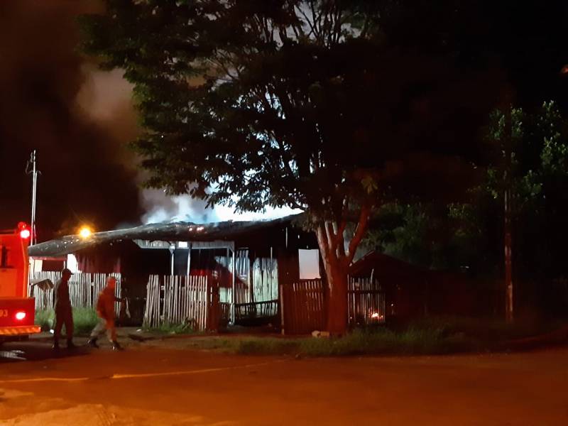 CASA ONDE HOMEM FOI ASSASSINADO COM TIRO NA CABEÇA É INCENDIADA - News Rondônia