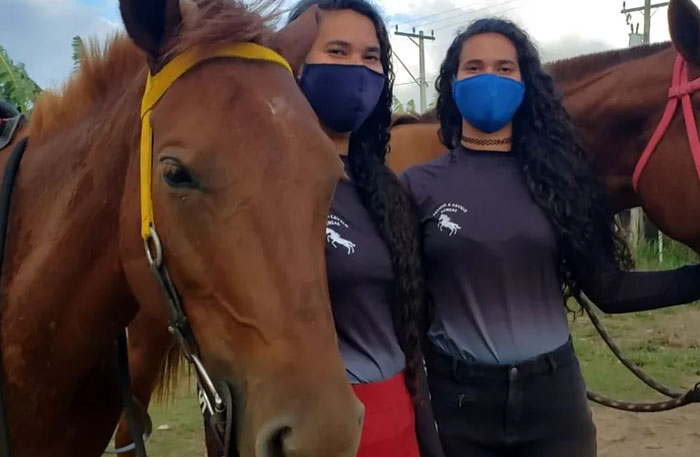 Sem dinheiro, gêmeas apaixonadas por hipismo treinam em terreno emprestado e sem professor - News Rondônia