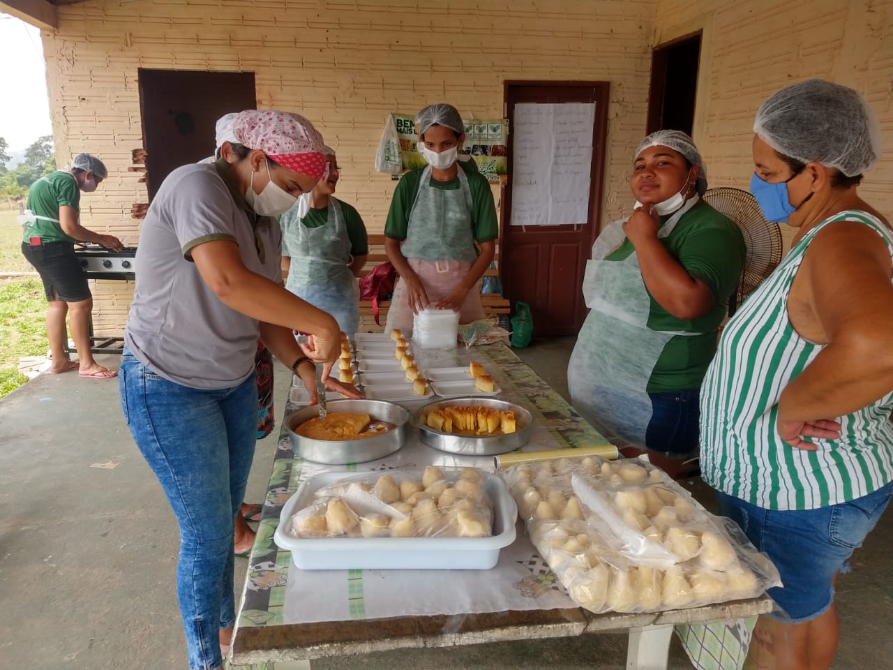 Concluído curso de culinária a base da mandioca na linha 188 em Rolim de Moura - News Rondônia