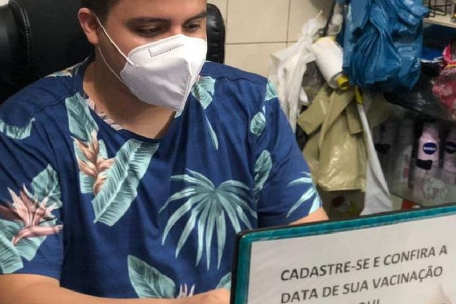 Jovem comerciante ajuda idosos sem internet e faz cadastro de vacinação - News Rondônia