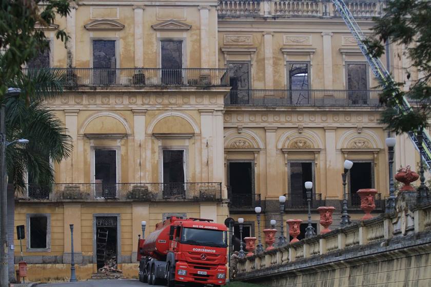 APÓS 6 HORAS, FOGO NO MUSEU NACIONAL É CONTROLADO E PRÉDIO AVALIADO - News Rondônia