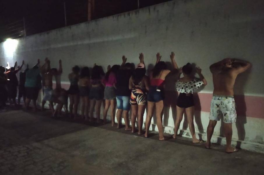 TOQUE DE RECOLHER: Jovens e menores de idade se aglomeram para beber e polícia leva todos para a delegacia - News Rondônia