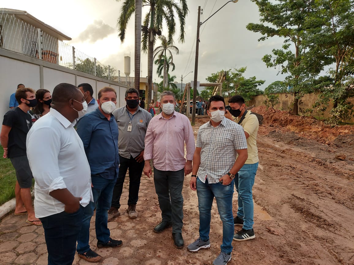 Prefeito e vereadores da Comissão de Obras visitam trabalho de drenagem no bairro Lagoa - News Rondônia