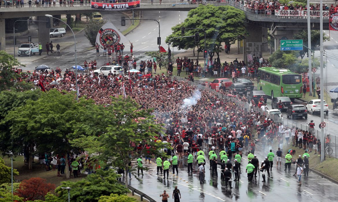 Esportes: PM dispersa torcedores que se aglomeravam no entorno do Maracanã - News Rondônia