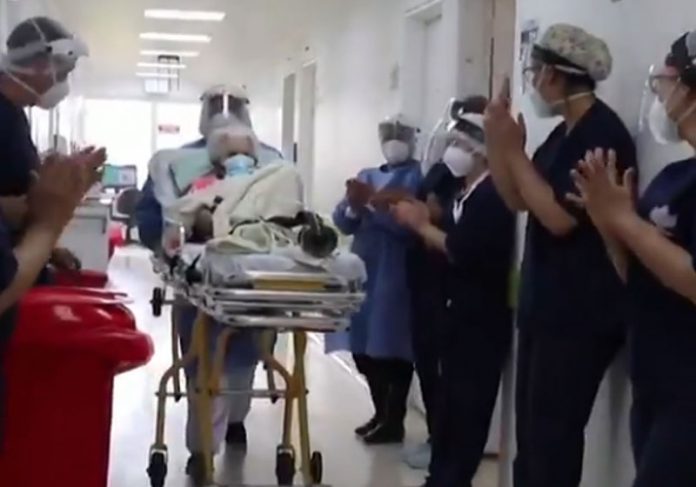 Idosa de 104 vence doença pela 2ª vez e é aplaudida no hospital [vídeo] - News Rondônia