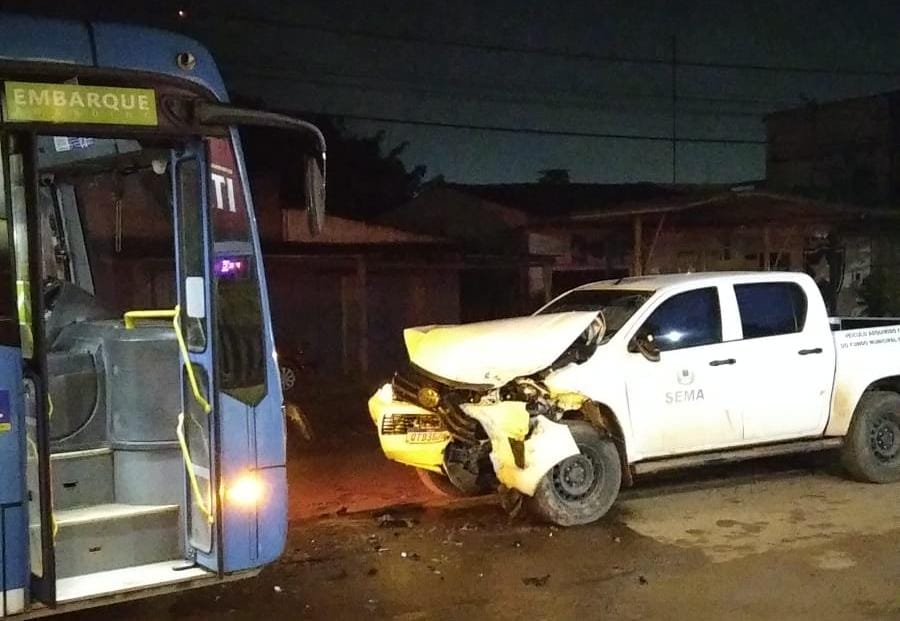 BÊBADO - Servidor da prefeitura embriagado bate veículo oficial em ônibus na zona leste - News Rondônia