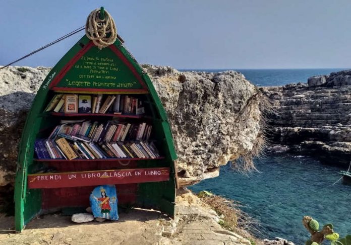 Velho barco vira livraria à beira mar: 'Leia, respire, ame!' - News Rondônia