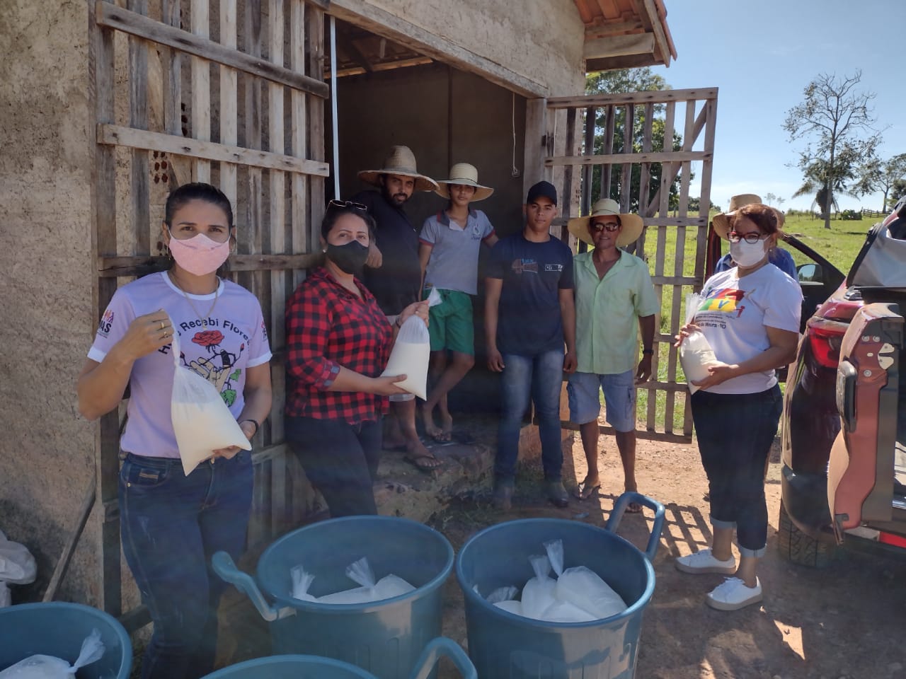 Produtores doam 250 litros de leite para a SEMAS de Rolim de Moura - News Rondônia