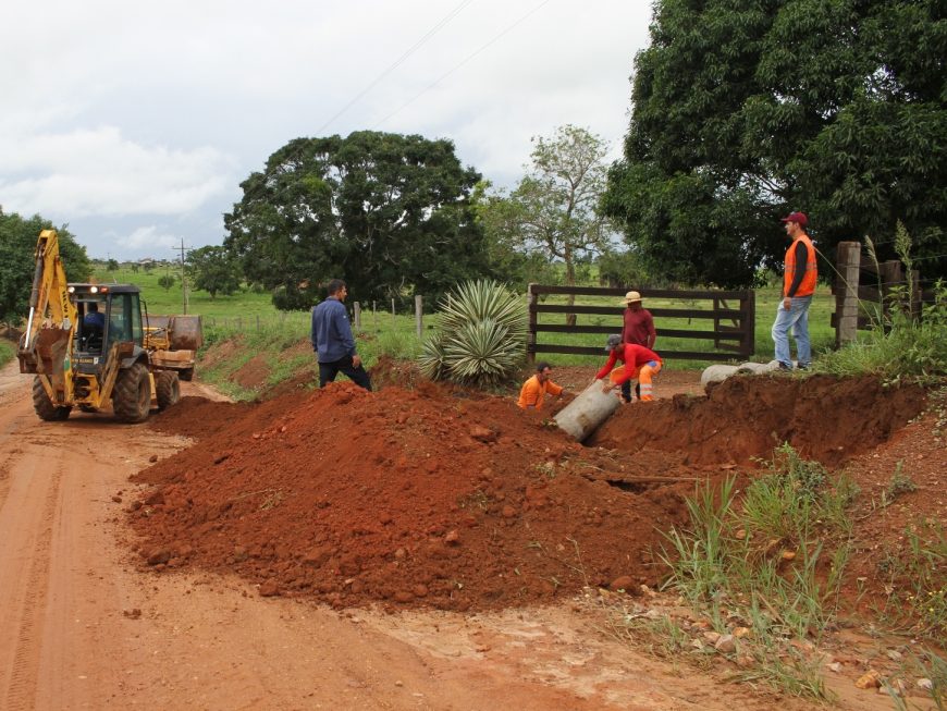 INFRAESTRUTURA - Serviços de drenagem são realizados em trecho da RO-480, em Presidente Médici - News Rondônia
