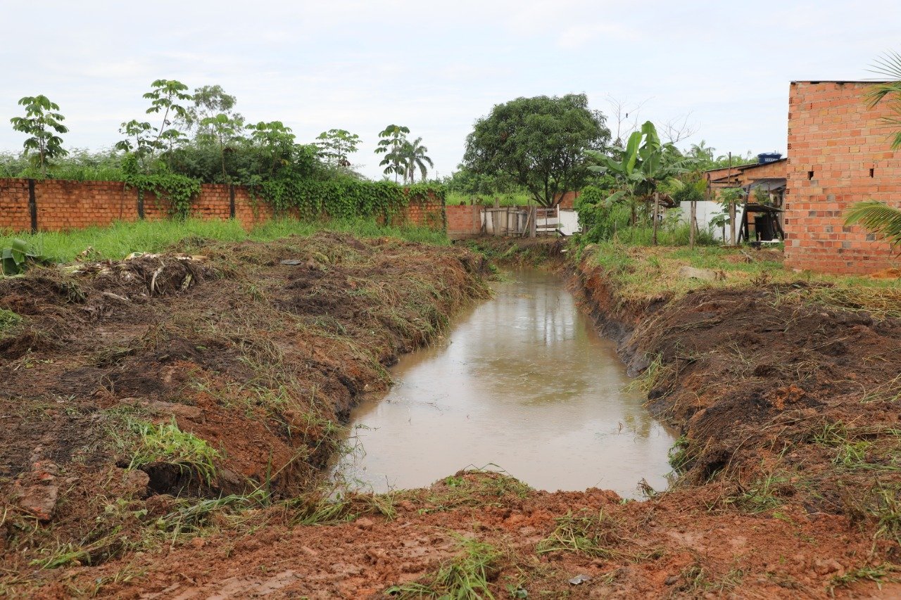 Semob realiza limpeza de canais nos bairros Mariana e Porto Cristo - News Rondônia