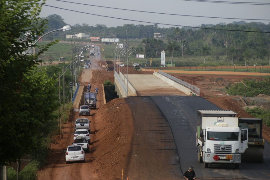 DESENVOLVIMENTO - Cabeceira da ponte sobre o rio Urupá, em Ji-Paraná, recebe asfaltamento - News Rondônia