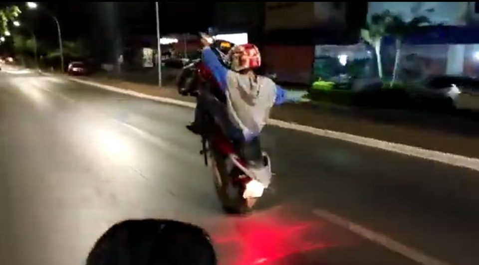 DEU A LOUCA: RAPAZ BÊBADO E SEM CAPACETE EMPINA MOTO EM FRENTE DE BASE POLICIAL E ACABA PRESO - News Rondônia