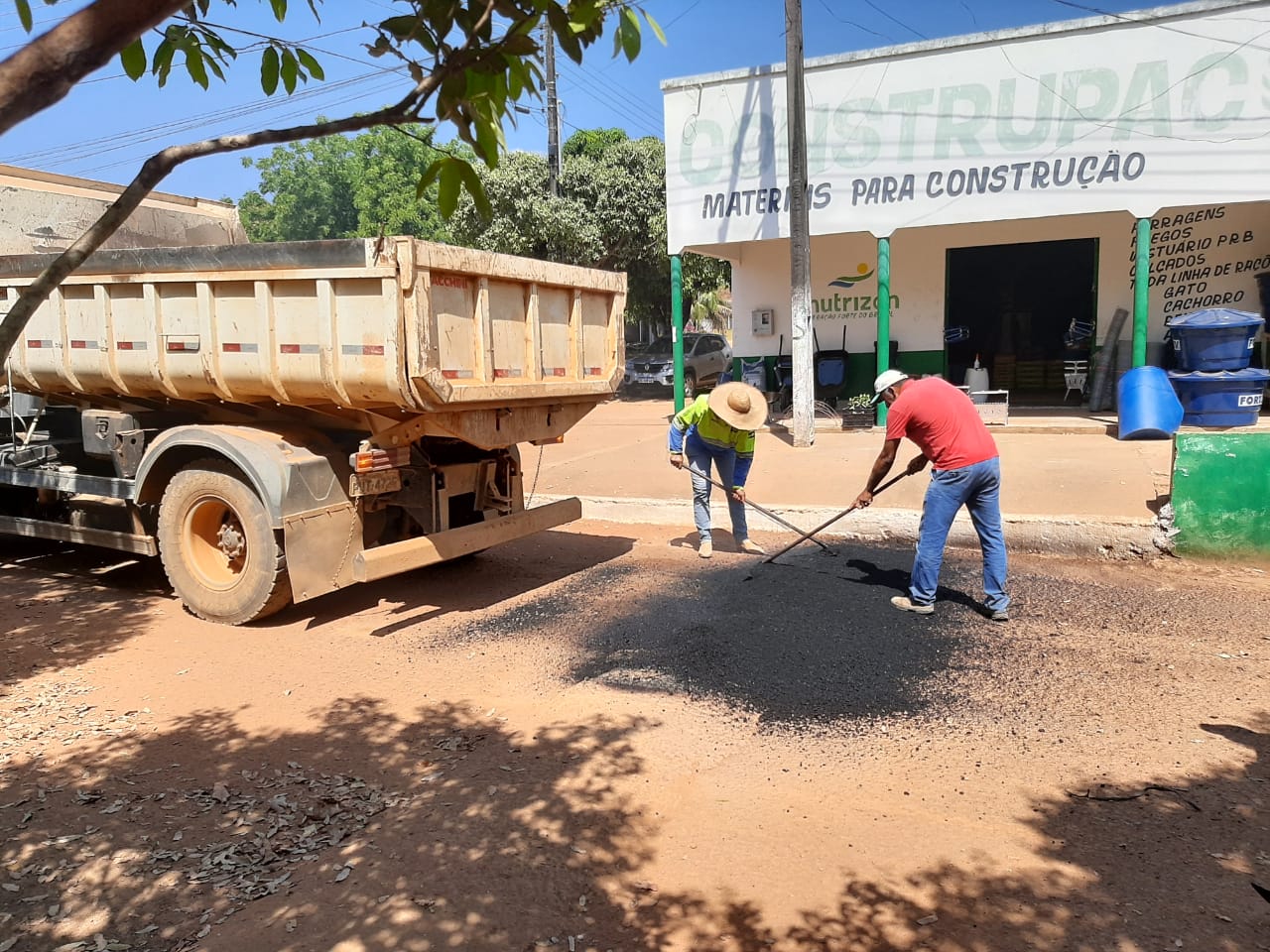 Prefeitura de Jaru realiza manutenção de ruas no distrito de Bom Jesus - News Rondônia