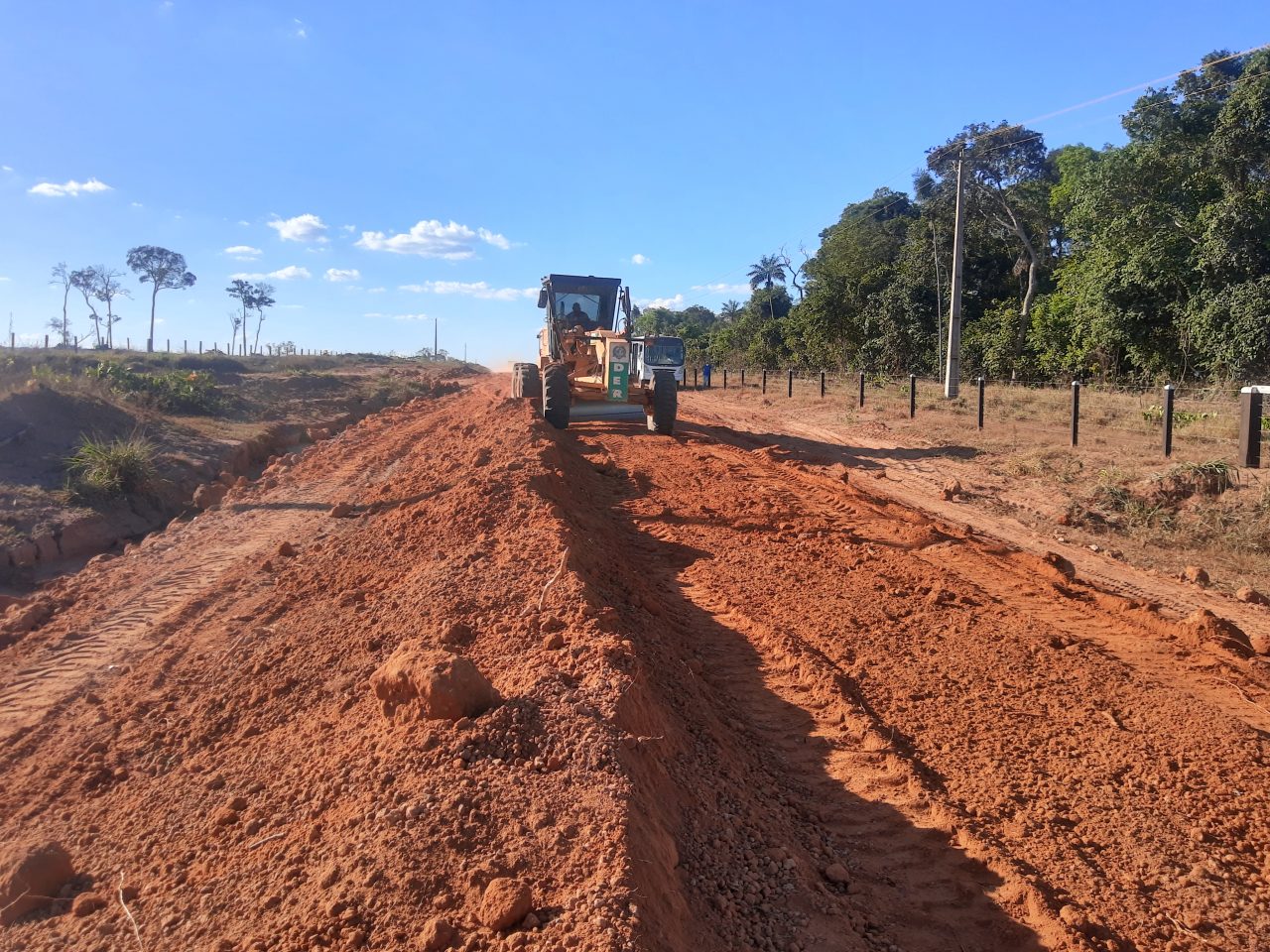 Residência Regional de Pimenta Bueno trabalha na recuperação de 40 quilômetros da RO-370, entre Parecis e Vila Bosco - News Rondônia