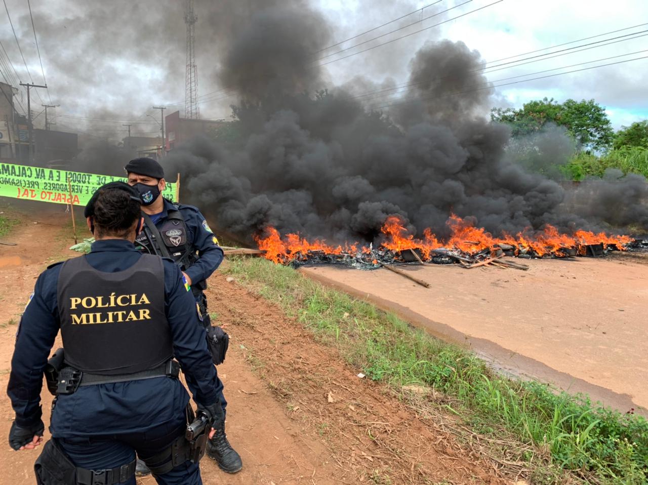 Moradores fecham trecho de avenida por pavimentação até ao Crystal da Calama na periferia centro-leste - News Rondônia