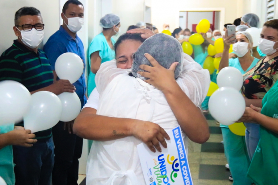 DE VOLTA AO LAR - Paciente transferida do Mato Grosso do Sul para tratamento de covid-19 em Rondônia recebe alta no Hospital de Campanha - News Rondônia